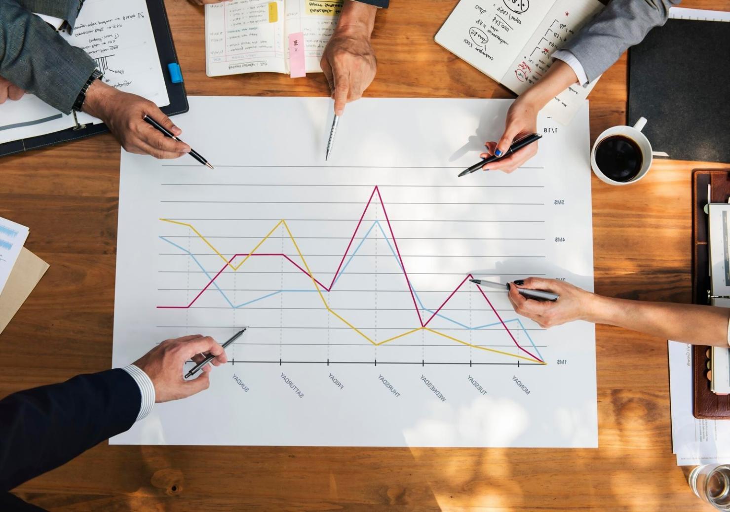 SEO-Analyse Dashboard mit Metriken und Diagrammen