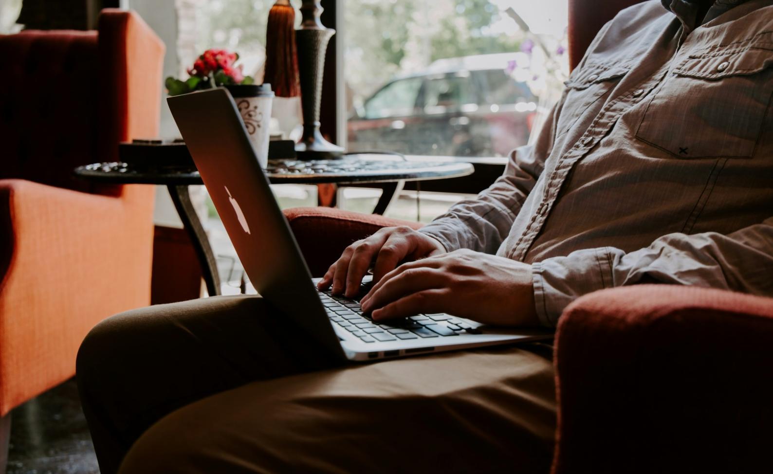 Arbeitsplatz mit mehreren Monitoren und SEO-Analyse-Software